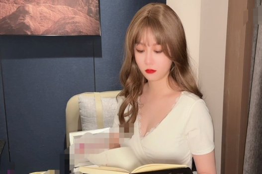 sex mỹ cu to Đợi đến lươt chơi cô bạn thân da ngăm đen